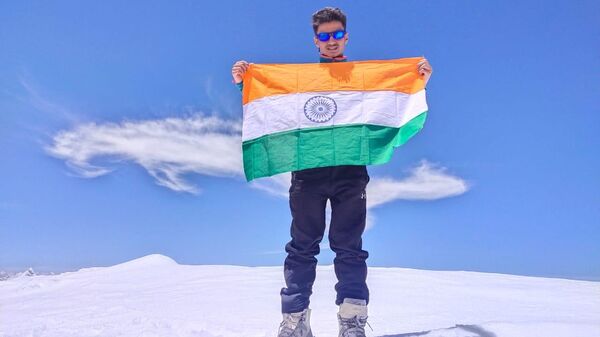 Prikshit Sood hoists Tricolor at Yunam peak in Lahaul - Sputnik International