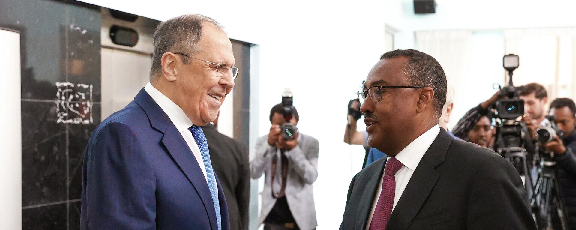 Russian Foreign Minister Sergey Lavrov and his Ethiopian counterpart Demeke Mekonnen shake hands during a meeting in Addis Ababa, Ethiopia - Sputnik International, 1920, 03.09.2022