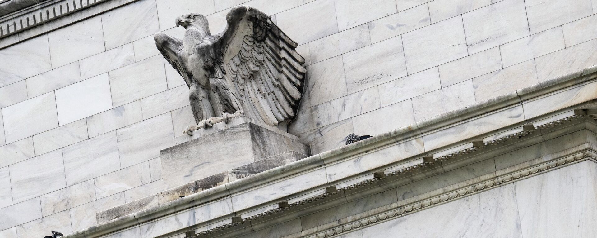 (FILES) This file photo taken on May 04, 2022, shows the Marriner S. Eccles Federal Reserve building in Washington, DC.  - Sputnik International, 1920, 27.07.2022