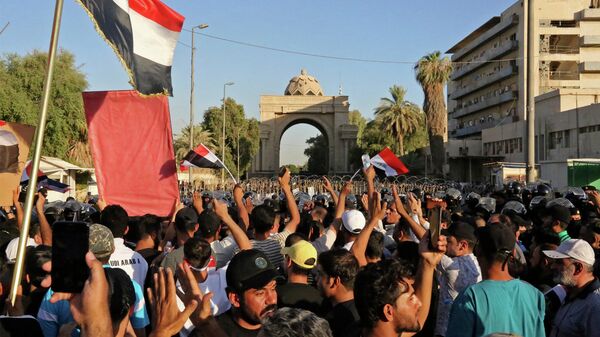 Supporters of Iraqi Shiite cleric Muqtada al-Sadr gather outside the main gate of Baghdad's Green Zone on July 27, 2022 to protest against the nomination of Mohammed Shia al-Sudani for the prime minister position. - Sputnik International