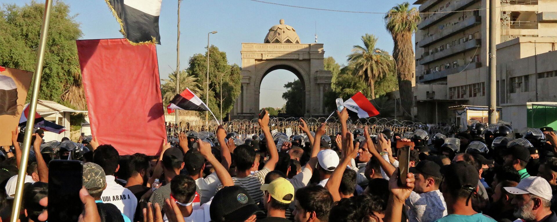 Supporters of Iraqi Shiite cleric Muqtada al-Sadr gather outside the main gate of Baghdad's Green Zone on July 27, 2022 to protest against the nomination of Mohammed Shia al-Sudani for the prime minister position. - Sputnik International, 1920, 27.07.2022