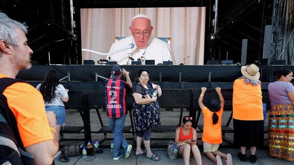  Indigenous people and their guests watch Pope Francis on a large screen as he delivers remarks at the Citadelle of Quebec on July 27, 2022 in Quebec, Canada.  - Sputnik International