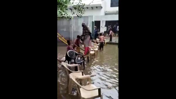 Students holding chairs, teacher entering flood school in uttar pradesh model - Sputnik International
