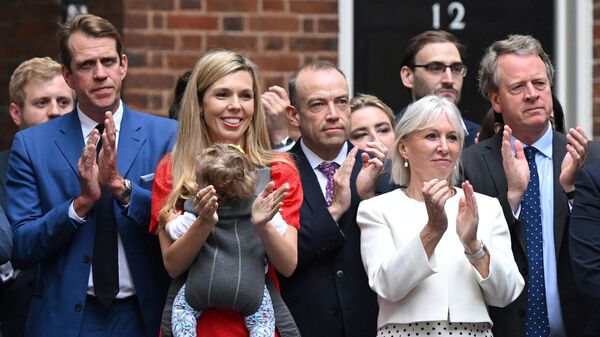 Culture Secretary Nadine Dorries (2nd from right) applauds Prime Minister Boris Johnson as he makes his resignation statement in front of 10 Downing Street on July 7, 2022 - Sputnik International
