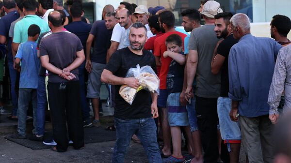 Lebanese line up in front of a bakery in the Safra highway north of Beirut on July 26, 2022.  - Sputnik International