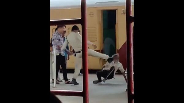 Madhya Pradesh: Police brutality on an elderly man at Jabalpur station - Sputnik International