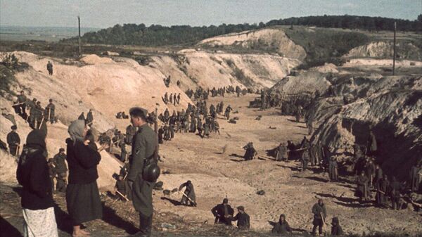 Soviet POWs covering a mass grave after the Babi Yar massacre, October 1, 1941 - Sputnik International