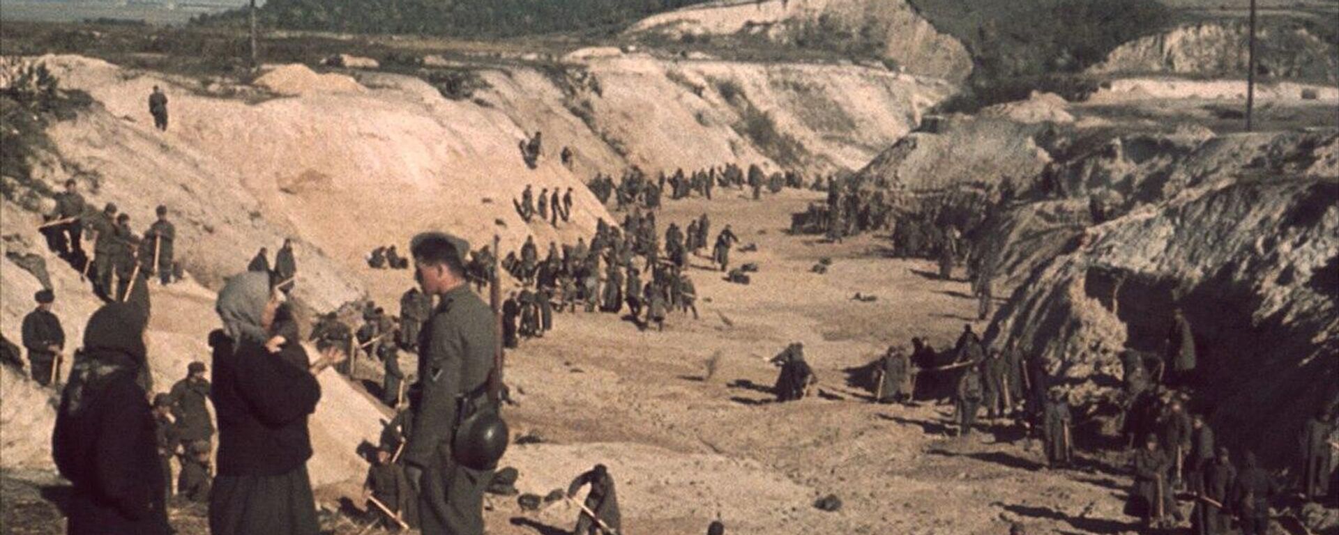 Soviet POWs covering a mass grave after the Babi Yar massacre, October 1, 1941 - Sputnik International, 1920, 29.07.2022