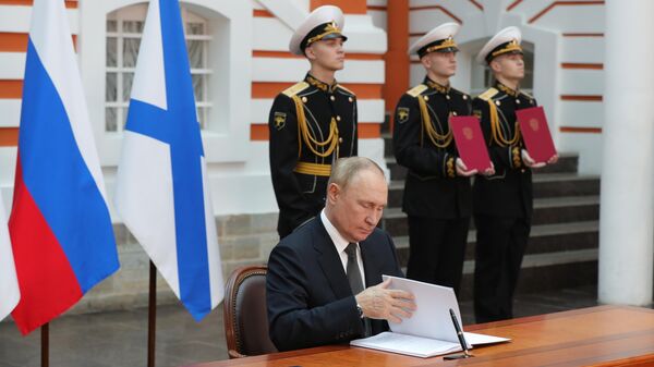 Russian President Vladimir Putin signs decree on Russia's updated Naval Doctrine. - Sputnik International