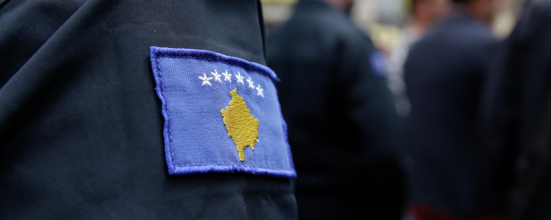 Patch with the coat of arms of the self-proclaimed Republic of Kosovo on the uniform of a police officer. - Sputnik International, 1920, 06.08.2022
