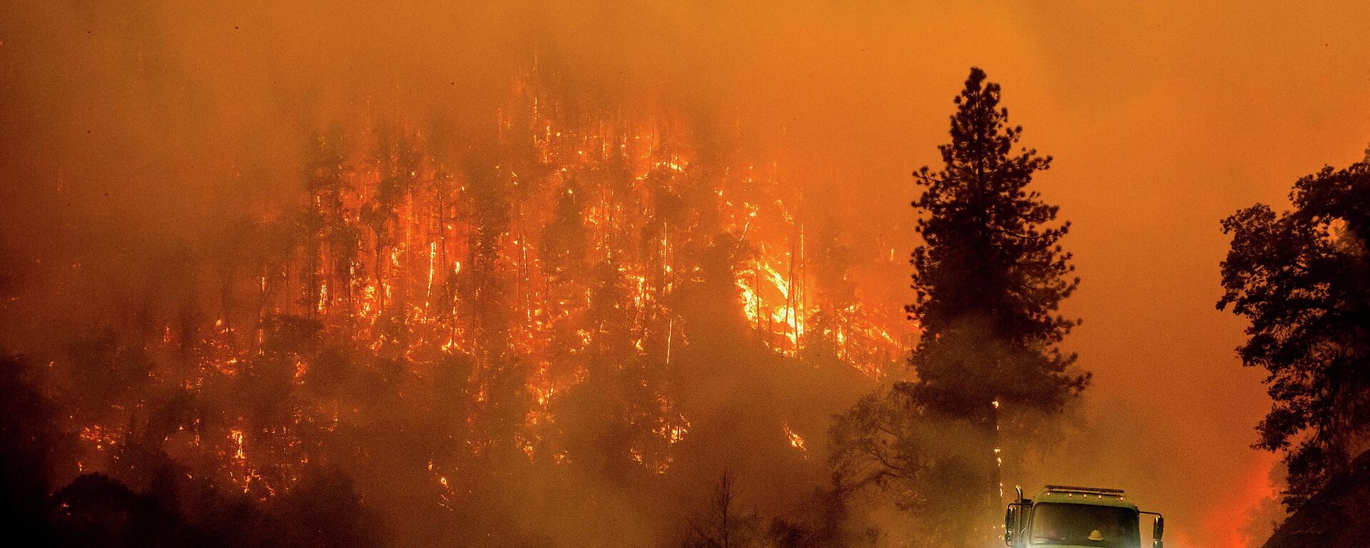 A firetruck drives along California Highway 96 as the McKinney Fire burns in Klamath National Forest, Calif., Saturday, July 30, 2022.  - Sputnik International, 1920, 01.06.2023
