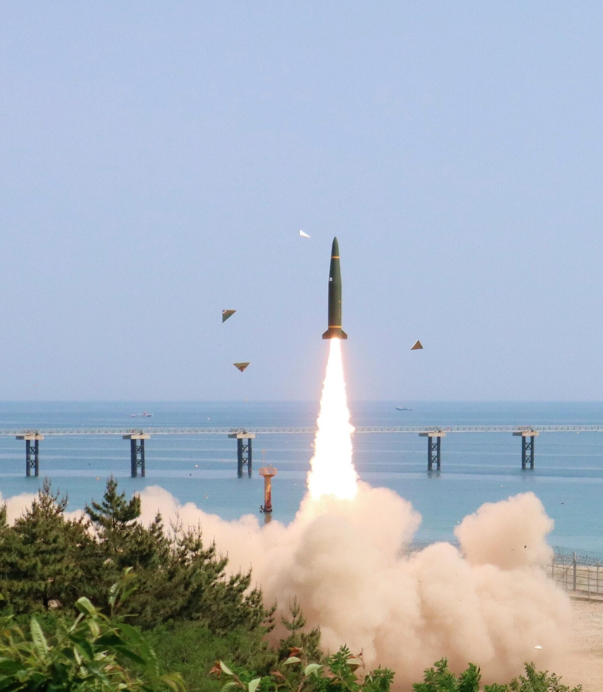 In this photo provided by South Korea Defense Ministry, a missile is fired during a joint training between U.S. and South Korea at an undisclosed location in South Korea, Wednesday, May 25, 2022 - Sputnik International, 1920, 28.10.2022