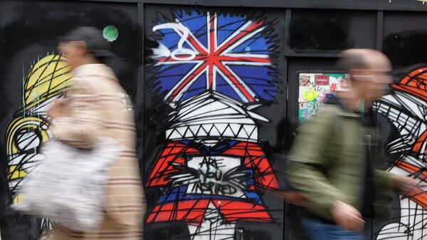 Shoppers pass graffiti on a closed retail unit near Oxford Street in London, Wednesday, April 13, 2022 - Sputnik International
