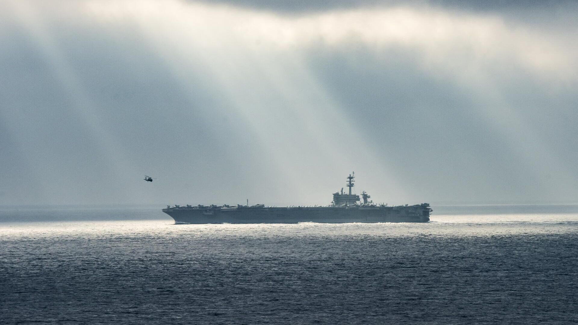 This US Navy handout photo obtained August 15, 2017 shows the aircraft carrier USS Theodore Roosevelt (CVN 71)as it transits the Pacific Ocean during a strait transit show of force exercise on August 11, 2017 in the Pacific Ocean - Sputnik International, 1920, 01.08.2022