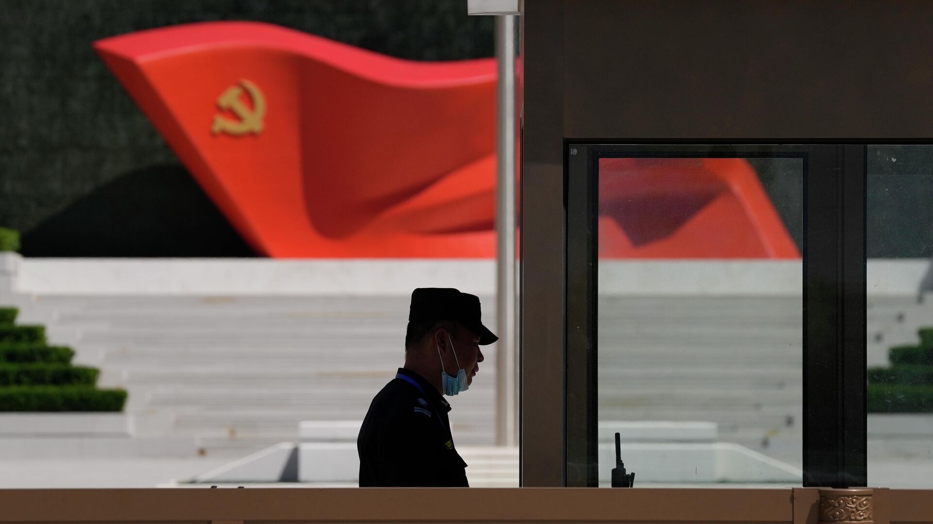 A security guard stands near a sculpture of the Chinese Communist Party flag at the Museum of the Communist Party of China on May 26, 2022, in Beijing. - Sputnik International, 1920, 01.08.2022