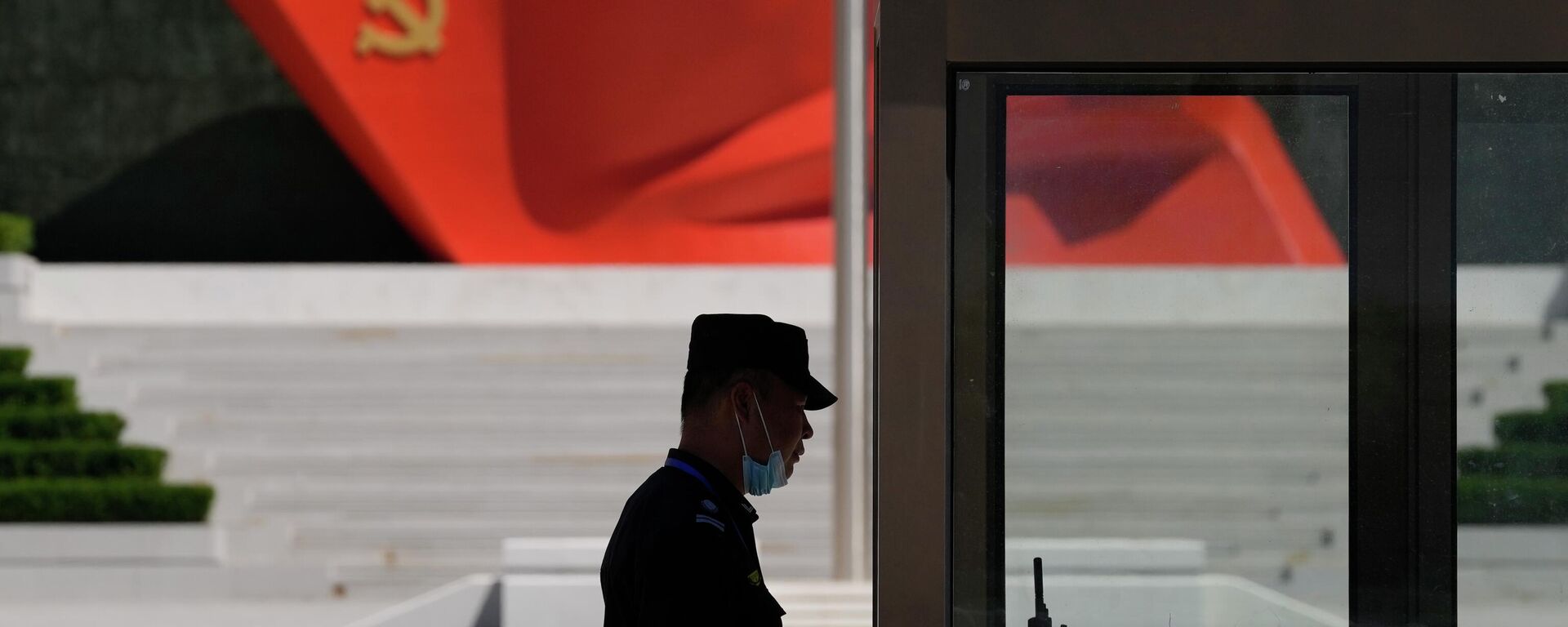 A security guard stands near a sculpture of the Chinese Communist Party flag at the Museum of the Communist Party of China on May 26, 2022, in Beijing. - Sputnik International, 1920, 01.08.2022