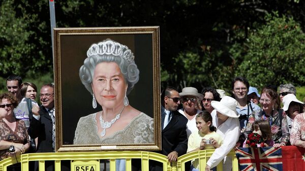 Wellwishers holding a portrait of Britain's Queen Elizabeth II wait for her arrival in Melbourne, Australia - Sputnik International