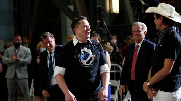 Tesla and SpaceX Chief Executive Officer Elon Musk stands as his brother Kimbal Musk, right, and House Minority Leader Kevin McCarthy of Calif., look on during an event at the Vehicle Assembly Building on Saturday, May 23, 2020, after a SpaceX flight at NASA's Kennedy Space Center in Cape Canaveral, Fla.  - Sputnik International