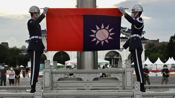 Honour guards fold the Taiwan flag during a flag lowering ceremony at the Chiang Kai-shek Memorial Hall in Taipei on June 4, 2022 - Sputnik International