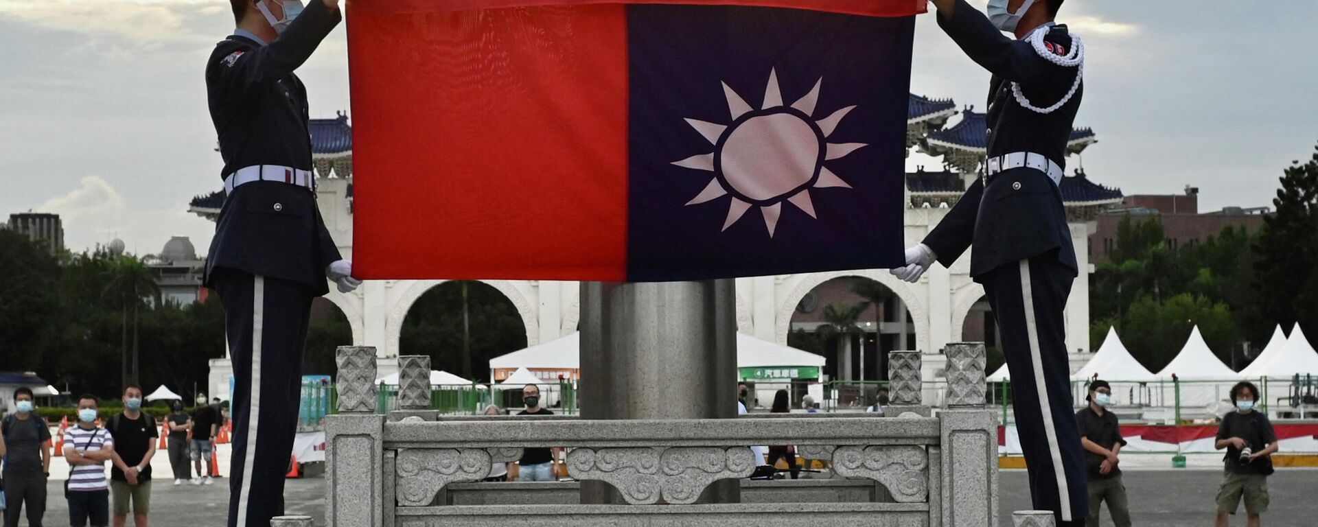 Honour guards fold the Taiwan flag during a flag lowering ceremony at the Chiang Kai-shek Memorial Hall in Taipei on June 4, 2022 - Sputnik International, 1920, 03.08.2022
