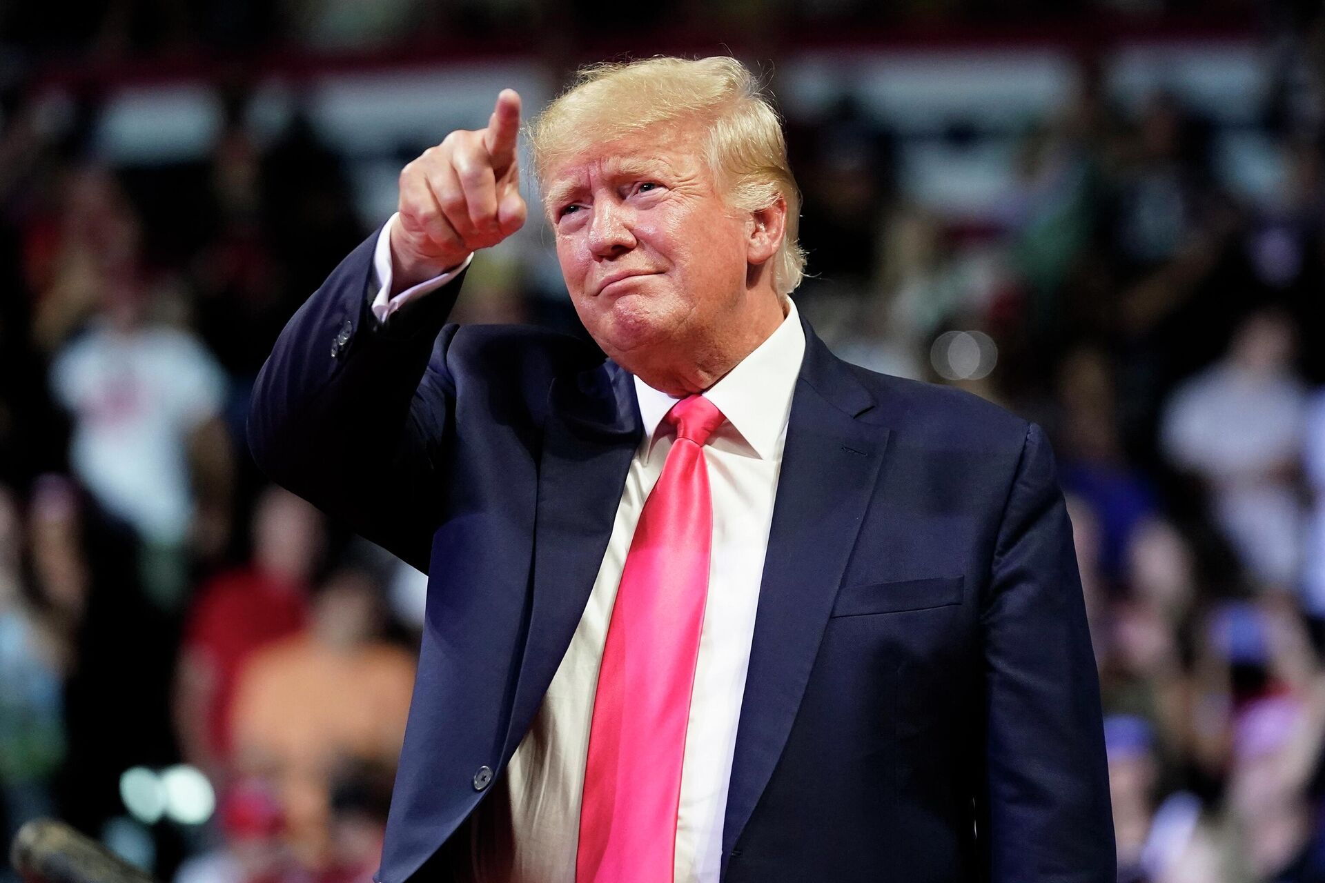 FILE - Former President Donald Trump points to the crowd as he arrives to speak at a rally July 22, 2022, in Prescott, Ariz. - Sputnik International, 1920, 05.08.2022