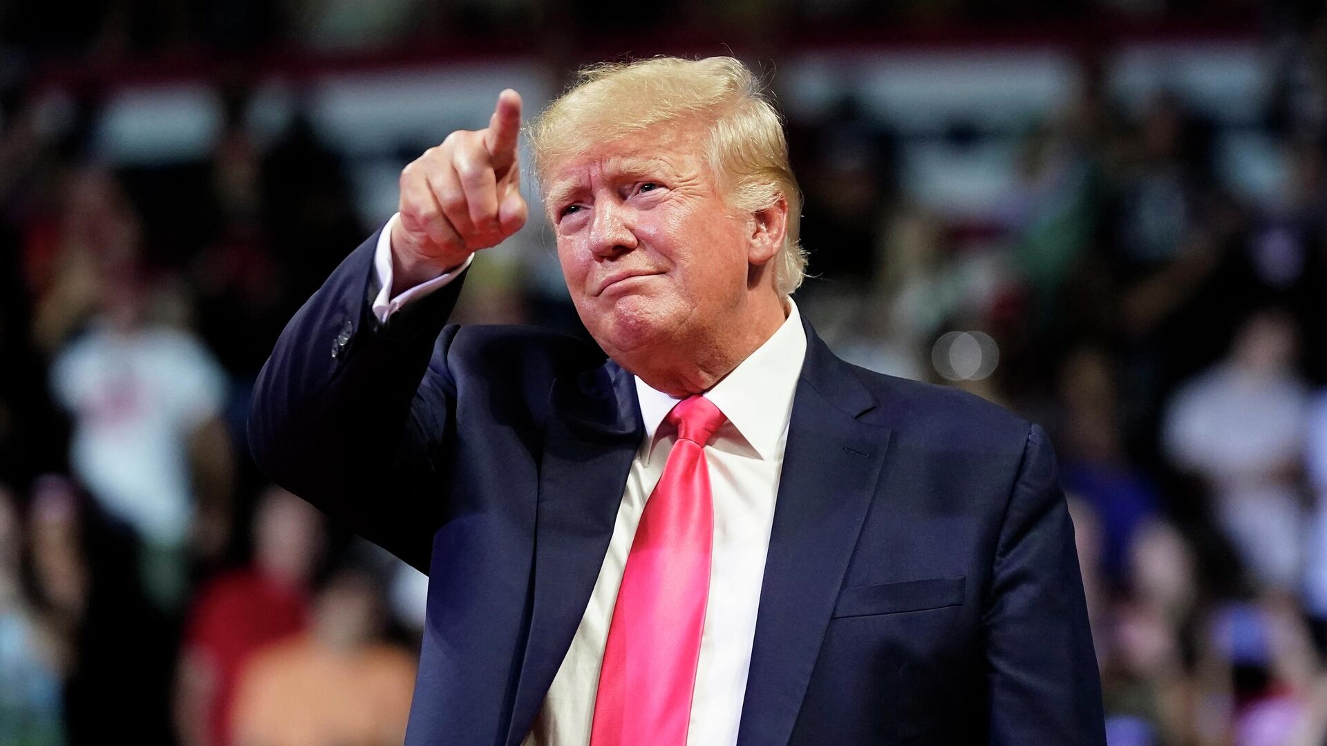 FILE - Former President Donald Trump points to the crowd as he arrives to speak at a rally July 22, 2022, in Prescott, Ariz. - Sputnik International, 1920, 31.03.2023