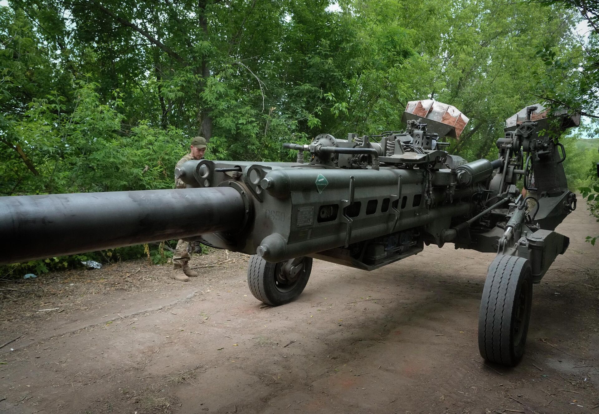 Ukrainian soldiers move a U.S.-supplied M777 howitzer into position   - Sputnik International, 1920, 16.12.2022