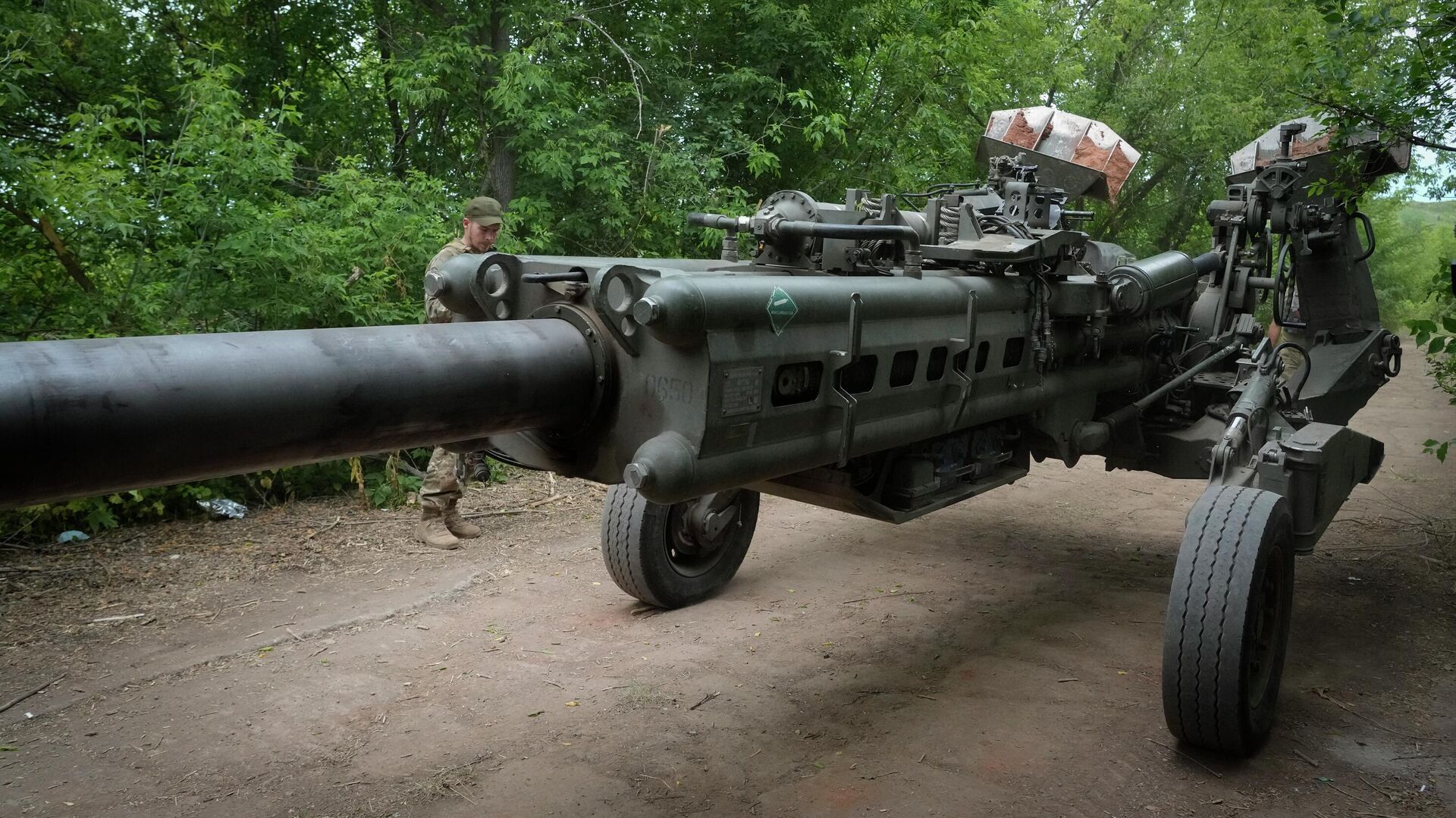 Ukrainian soldiers move a U.S.-supplied M777 howitzer into position   - Sputnik International, 1920, 04.08.2022