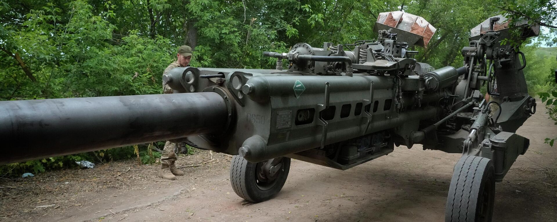 Ukrainian soldiers move a U.S.-supplied M777 howitzer into position   - Sputnik International, 1920, 04.08.2022