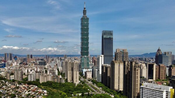 This general view shows the 508-metre (1,667-ft.) tall Taipei 101 commercial building (C) in Taipei on July 16, 2021 - Sputnik International