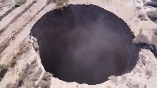 Chile sinkhole: Mysterious giant sinkhole found in Tierra Amarilla, Chile - Sputnik International