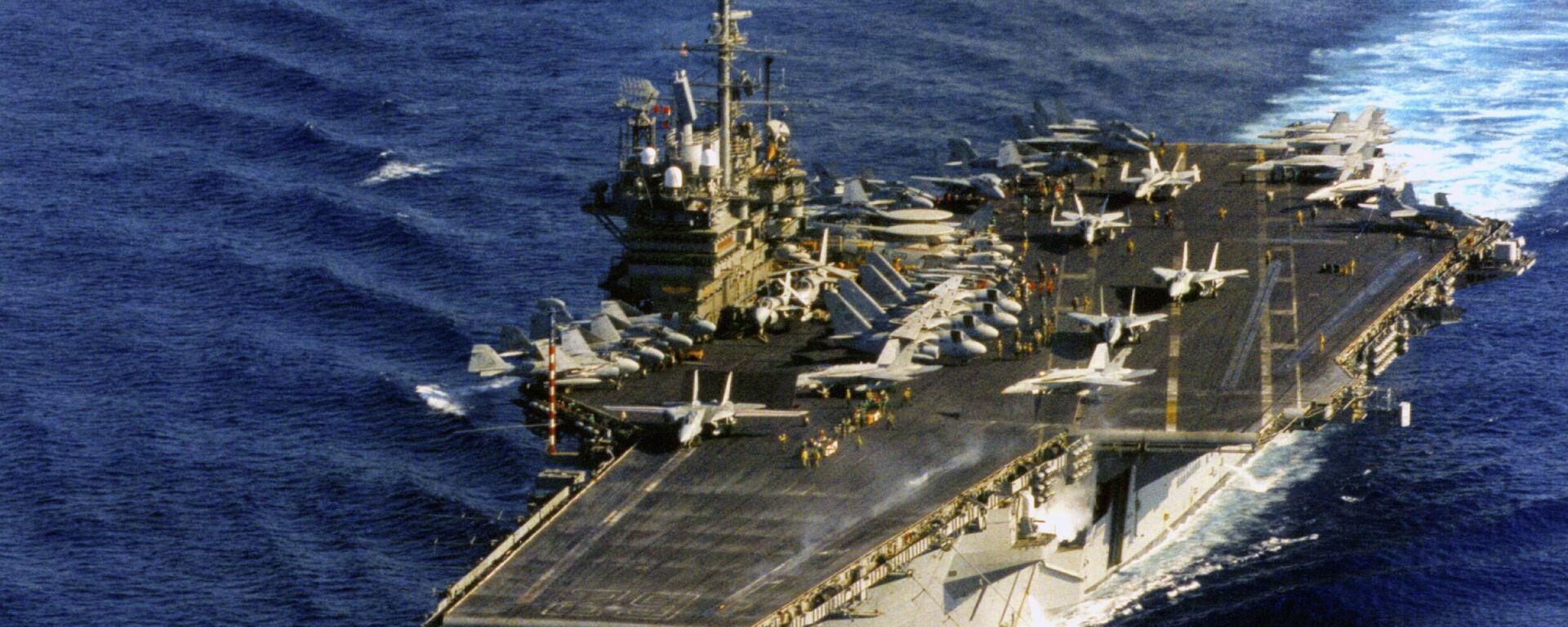A port bow view showing the Aircraft Carrier USS INDEPENDENCE (CV 62) underway as a US Navy (USN) F-14 Tomcat aircraft from Carrier Air Wing Five (CVW-5), launches from the flight deck. March 10, 1996. - Sputnik International, 1920, 02.08.2022