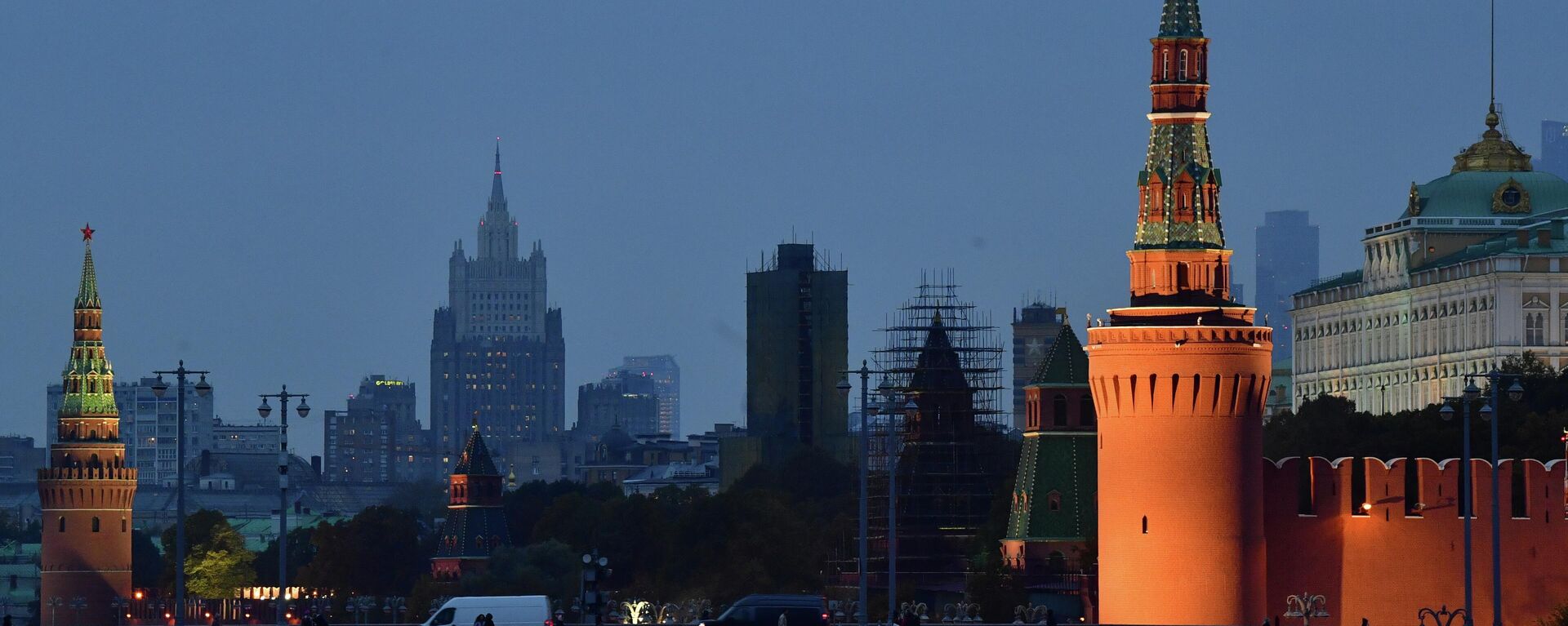 Moscow Kremlin and Bolshoi Moskvoretsky Bridge. In the background: the building of the Ministry of Foreign Affairs of the Russian Federation. - Sputnik International, 1920, 25.05.2023