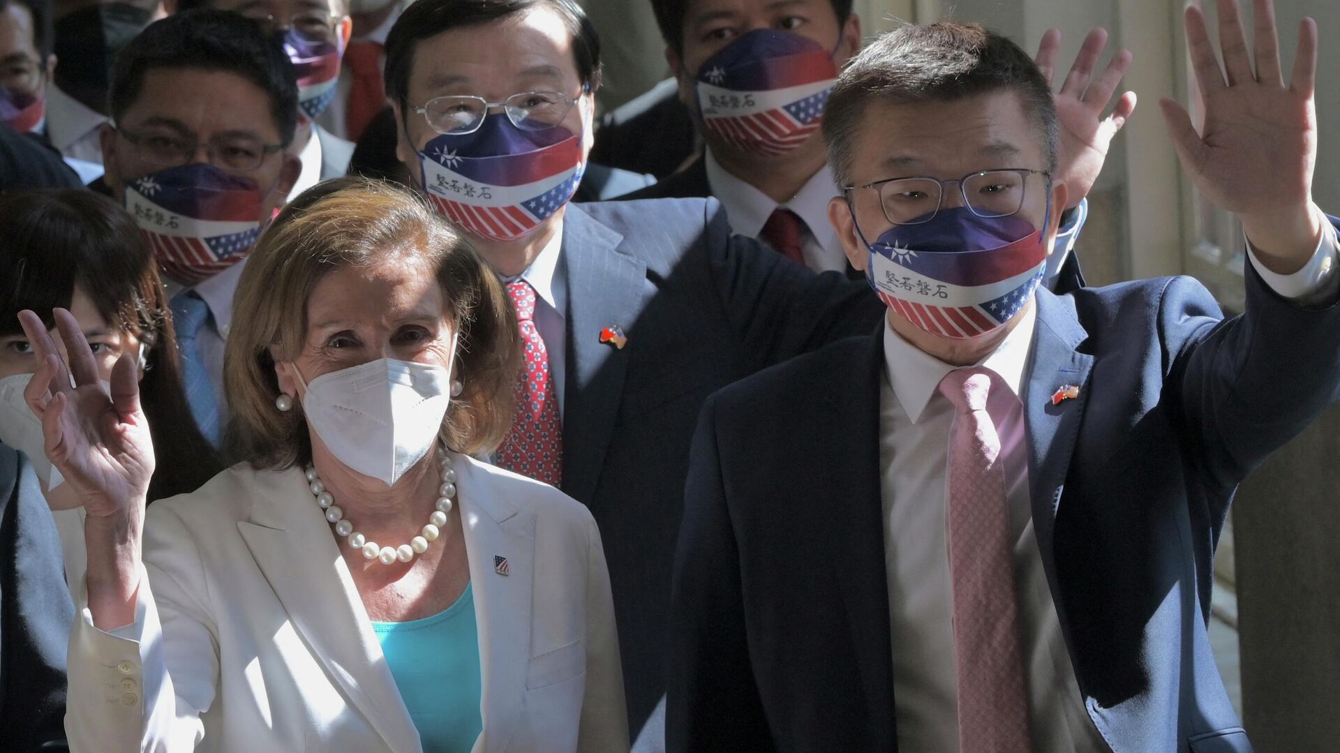 Visiting US House Speaker Nancy Pelosi (L) and Taiwanese Parliament Vice Speaker Tsai Chi-chang (R) wave to journalists during her arrival at the Parliament in Taipei on August 3, 2022.  - Sputnik International, 1920, 03.08.2022