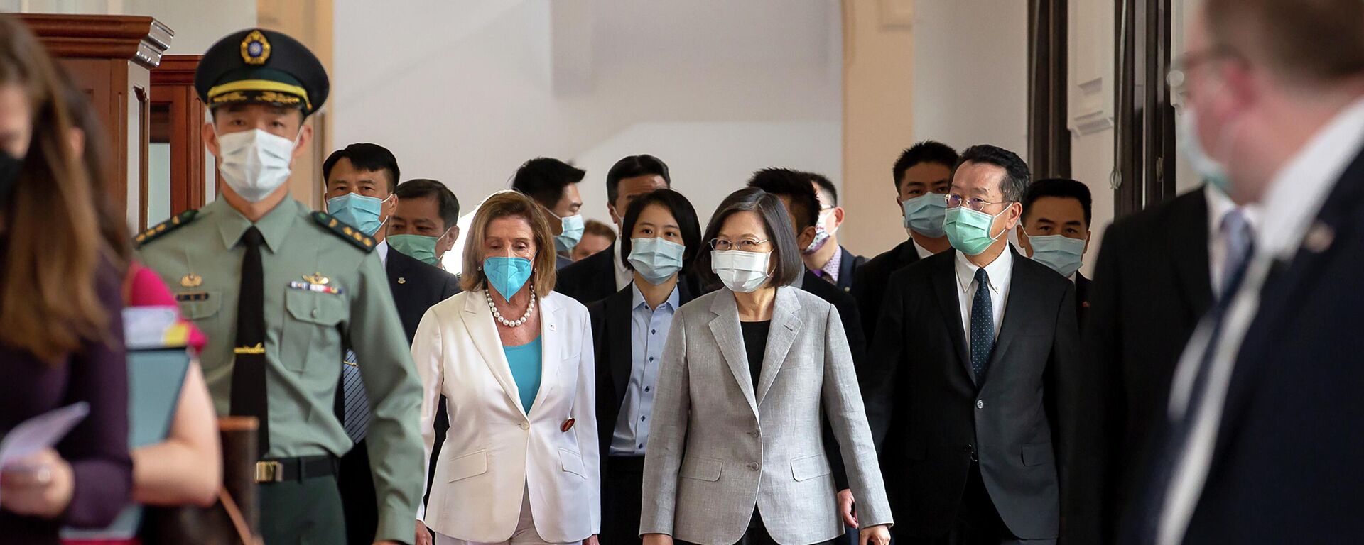 In this photo released by the Taiwan Presidential Office, U.S. House Speaker Nancy Pelosi, center left, and Taiwanese President President Tsai Ing-wen arrive for a meeting in Taipei, Taiwan, Wednesday, Aug. 3, 2022 - Sputnik International, 1920, 17.08.2022