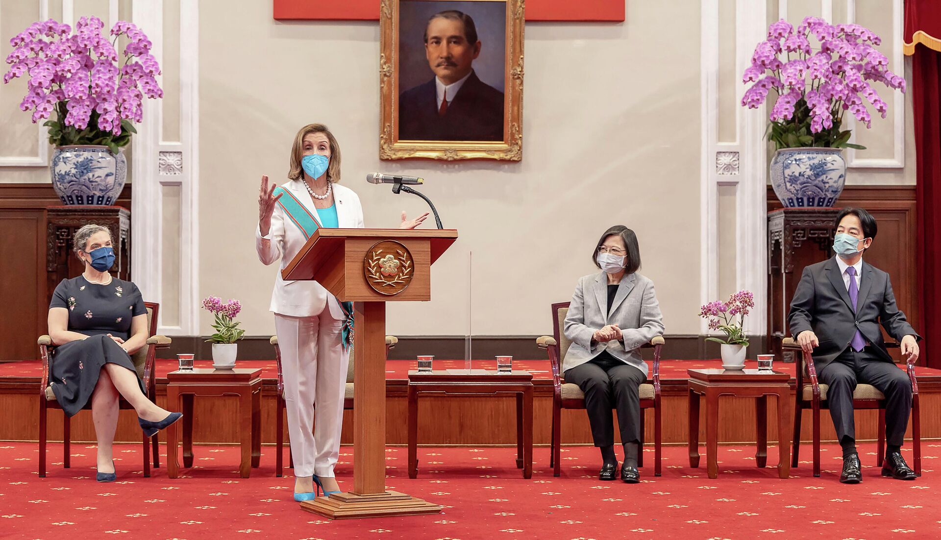 In this photo released by the Taiwan Presidential Office, U.S. House Speaker Nancy Pelosi speaks during a meeting with Taiwanese President President Tsai Ing-wen, second from right, in Taipei, Taiwan, Wednesday, Aug. 3, 2022 - Sputnik International, 1920, 30.08.2022