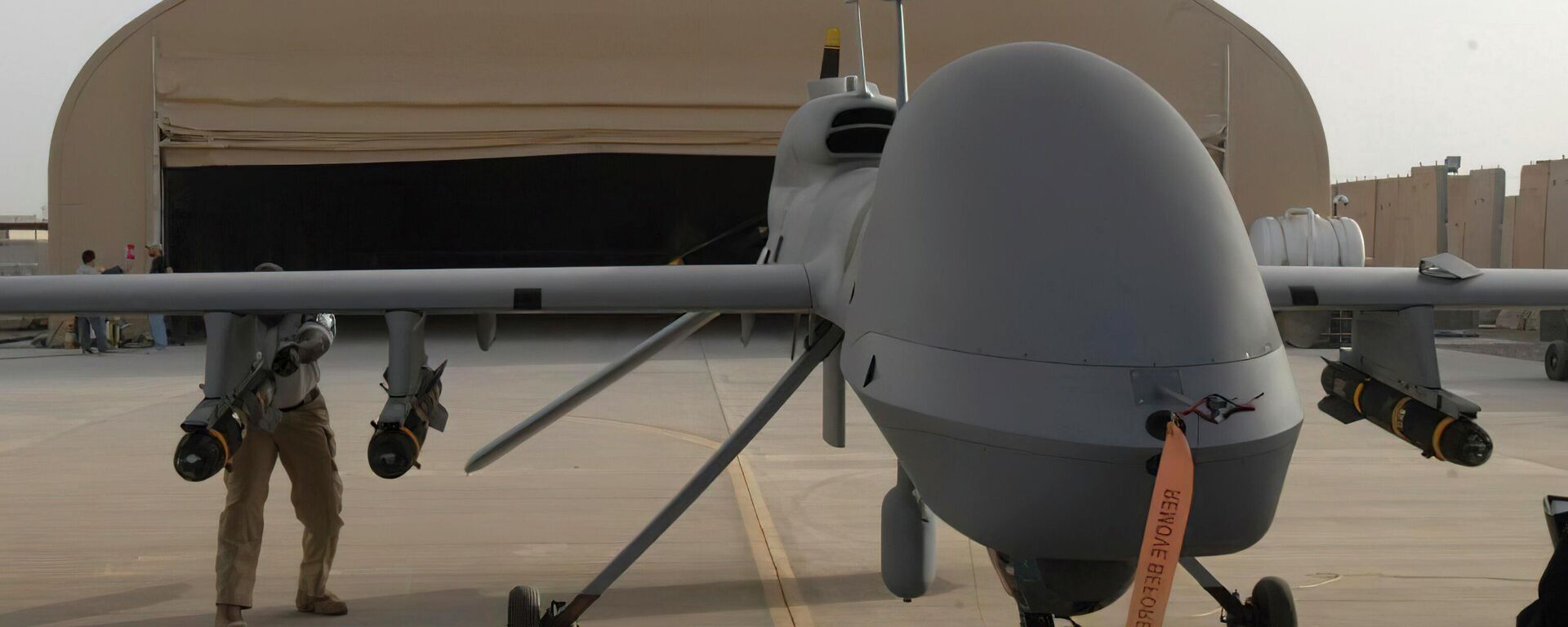 In this image provided by the U.S. Army, contactors from General Atomics load Hellfire missiles onto an MQ-1C Gray Eagle at Camp Taji, Iraq, on Feb. 27, 2011 - Sputnik International, 1920, 14.09.2022