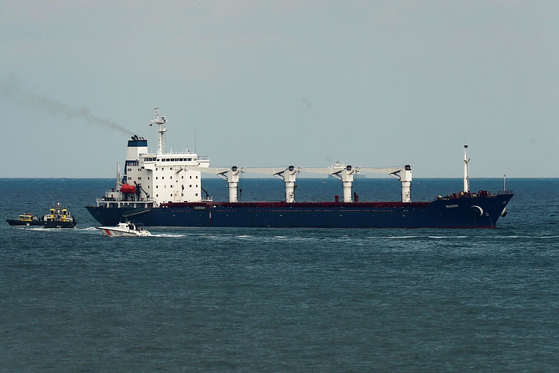 A boat with Russian, Ukrainian, Turkish and U.N. officials heads to the Sierra Leone-flagged cargo ship Razoni, to check if the grain shipment is in accordance with a crucial agreement signed last month by Moscow and Kyiv, at an inspection area in the Black Sea off the coast of Istanbul, Turkey, Wednesday, Aug. 3, 2022 - Sputnik International, 1920, 20.09.2022
