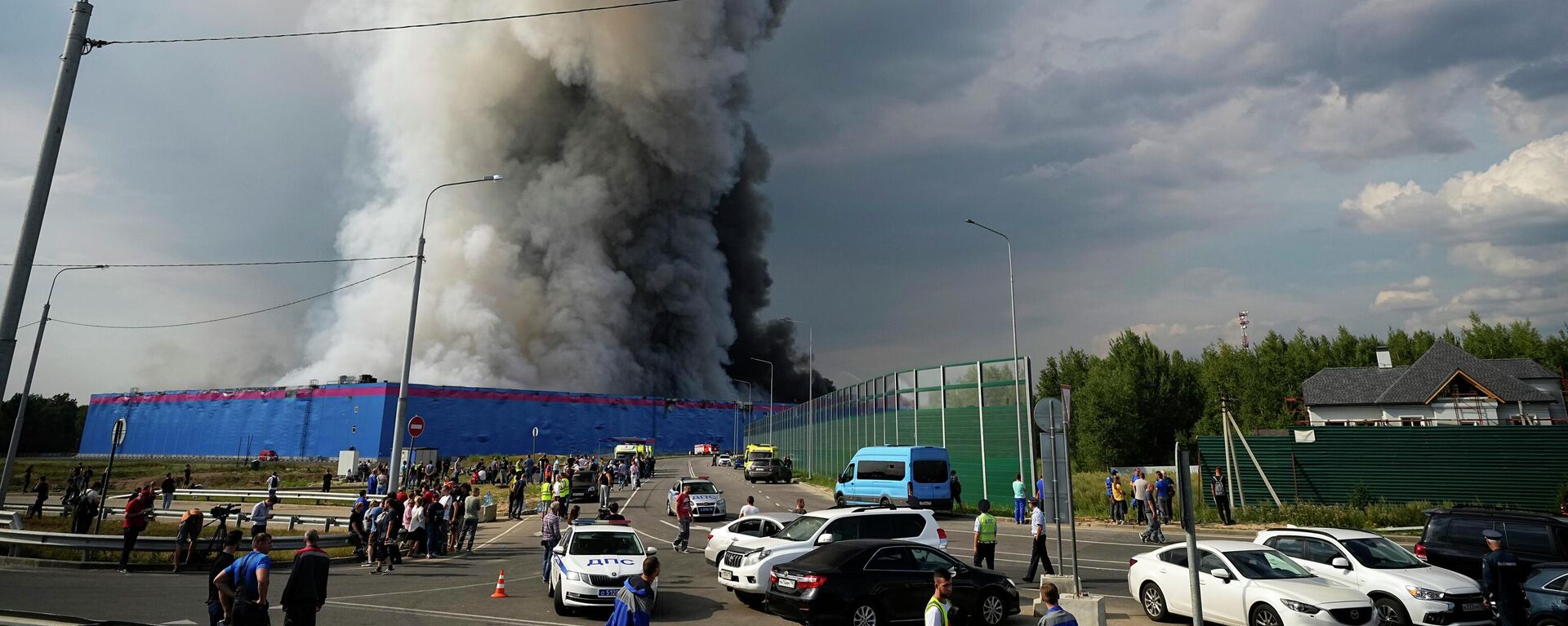 Smoke rises over a burning warehouse of the online retailer Ozon in Istra Municipal District, northwest Moscow Region, Russia, Wednesday, Aug. 3, 2022 - Sputnik International, 1920, 03.08.2022