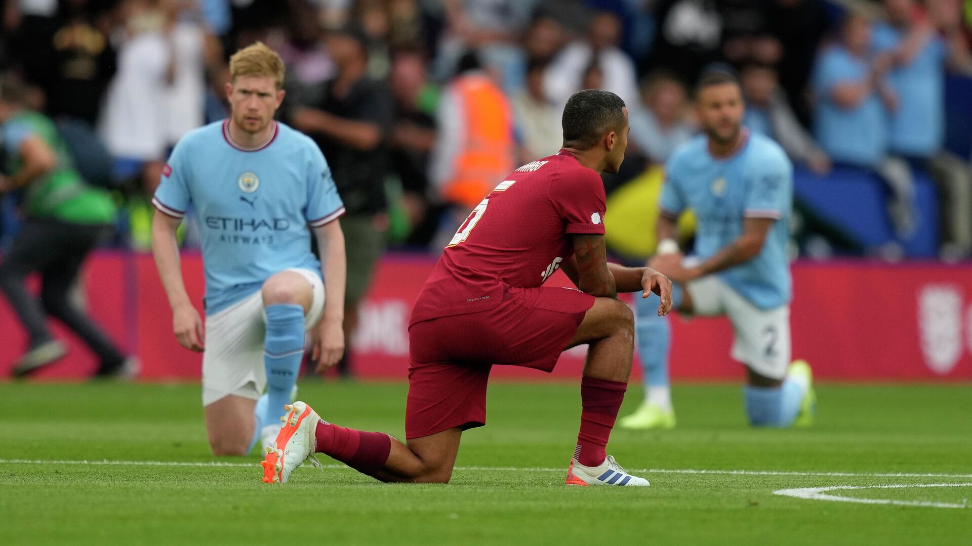 Liverpool's Thiago, centre, and Manchester City's Kevin De Bruyne take a knee before the FA Community Shield soccer match between Liverpool and Manchester City - Sputnik International, 1920, 03.08.2022