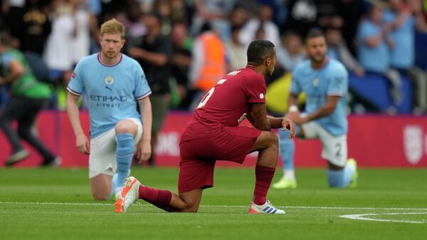 Liverpool's Thiago, centre, and Manchester City's Kevin De Bruyne take a knee before the FA Community Shield soccer match between Liverpool and Manchester City - Sputnik International