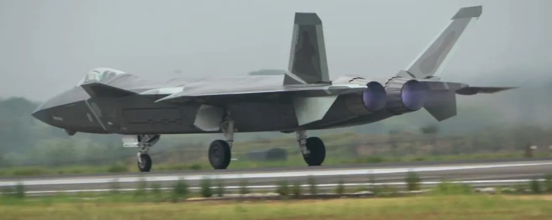 A J-20 stealth fighter of China's People's Liberation Army Air Force (PLAAF) takes part in drills near Taiwan on August 3, 2022. - Sputnik International, 1920, 13.03.2023