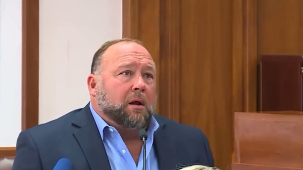 Infowars founder Alex Jones in a Texas court facing defamation charges by a family of a victim of the 2012 Sandy Hook shooting - Sputnik International