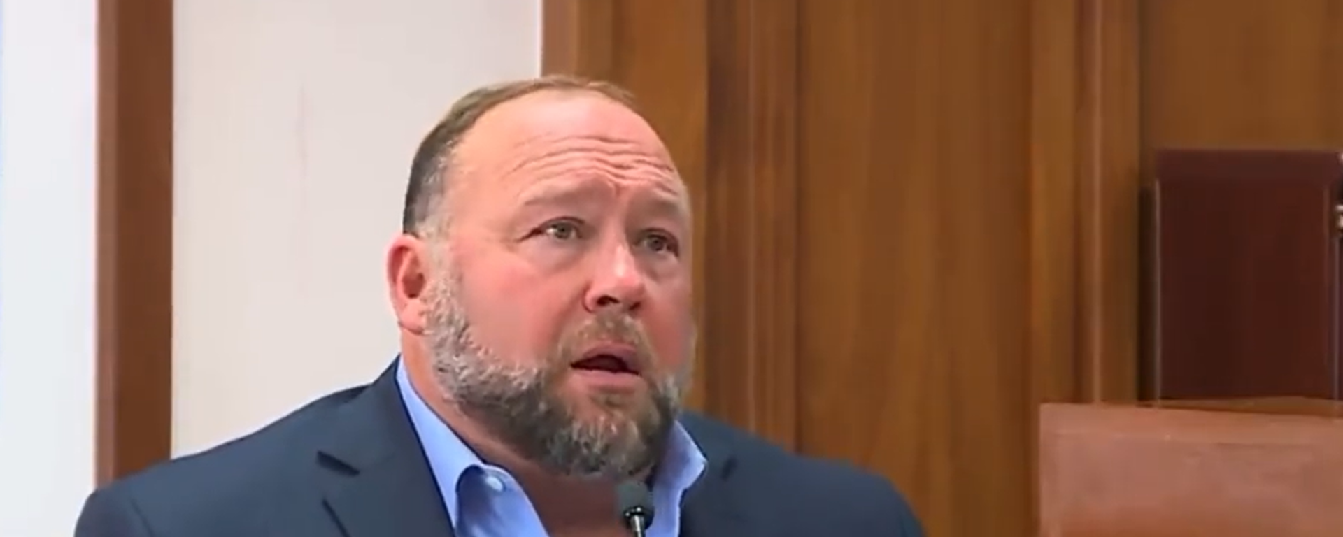 Infowars founder Alex Jones in a Texas court facing defamation charges by a family of a victim of the 2012 Sandy Hook shooting - Sputnik International, 1920, 03.08.2022