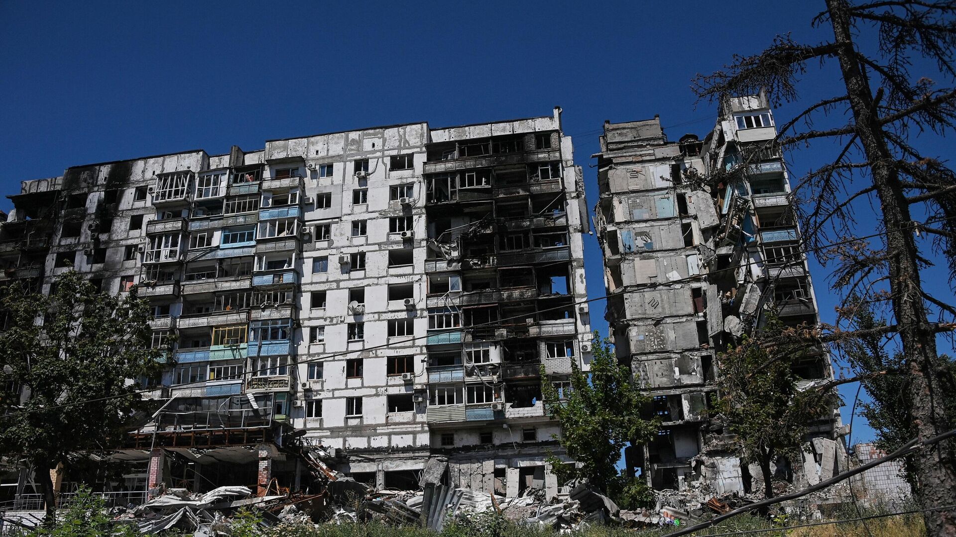 A destroyed residential building in Mariupol, DPR. - Sputnik International, 1920, 04.08.2022
