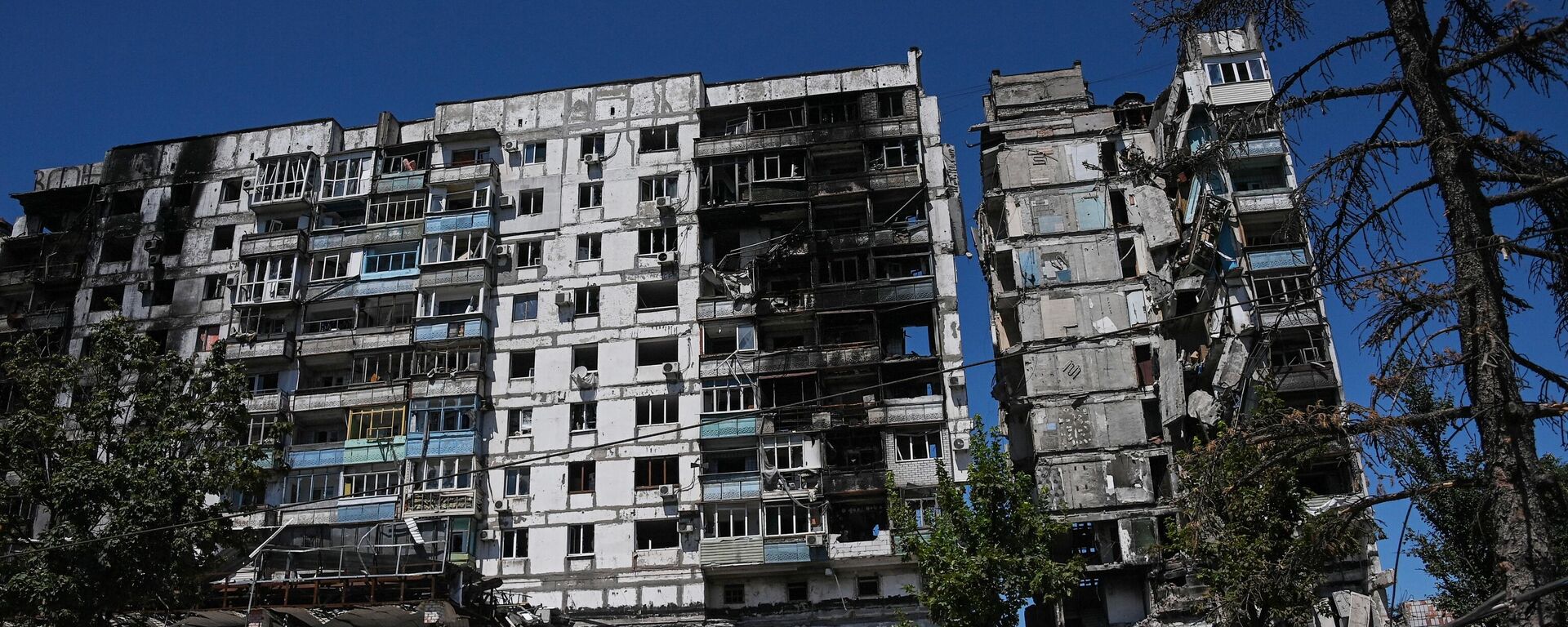 A destroyed residential building in Mariupol, DPR. - Sputnik International, 1920, 04.08.2022