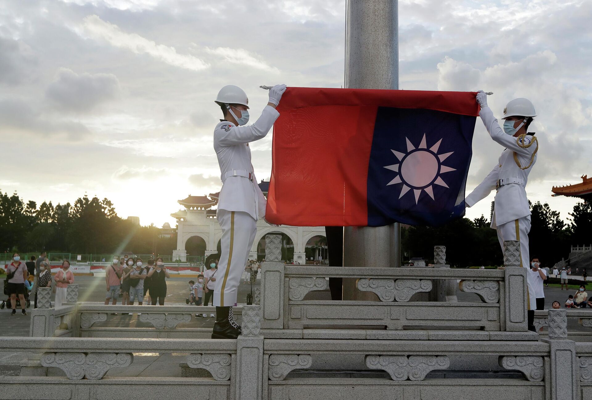  Two soldiers fold the national flag during the daily flag ceremony on the Liberty Square of Chiang Kai-shek Memorial Hall in Taipei, Taiwan, Saturday, July 30, 2022 - Sputnik International, 1920, 01.09.2022