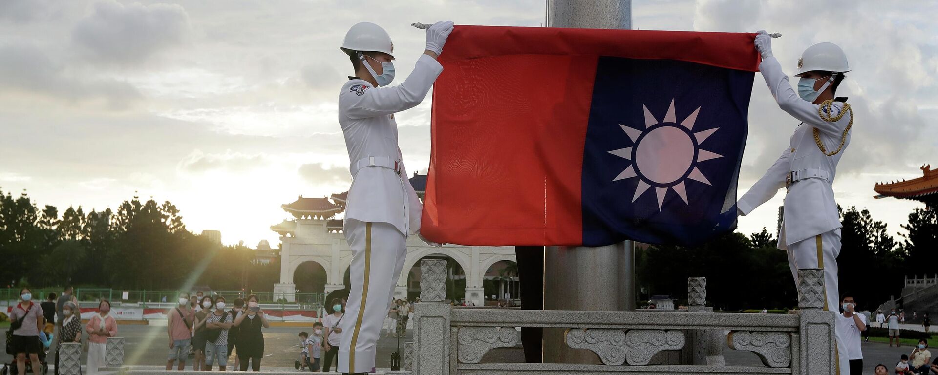  Two soldiers fold the national flag during the daily flag ceremony on the Liberty Square of Chiang Kai-shek Memorial Hall in Taipei, Taiwan, Saturday, July 30, 2022 - Sputnik International, 1920, 28.02.2023