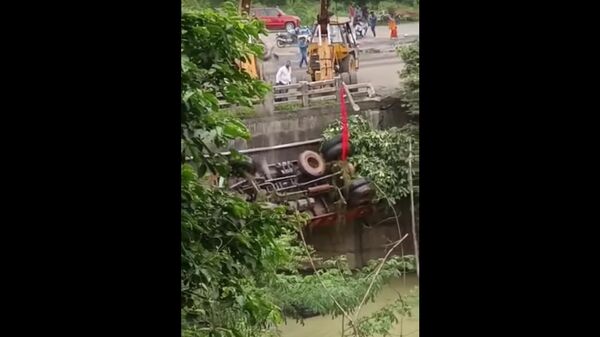  
Crane fall down into the River while lifting the Lorry - Sputnik International