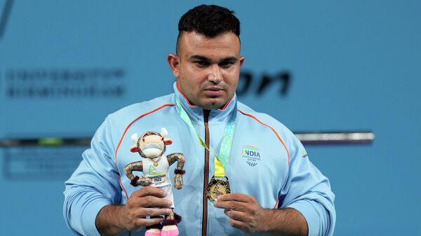 India's Sudhir poses with the gold medal he won at the men's heavyweight para powerlifting final at the Commonwealth Games at The NEC in Birmingham, England, Thursday, Aug. 4, 2022 - Sputnik International